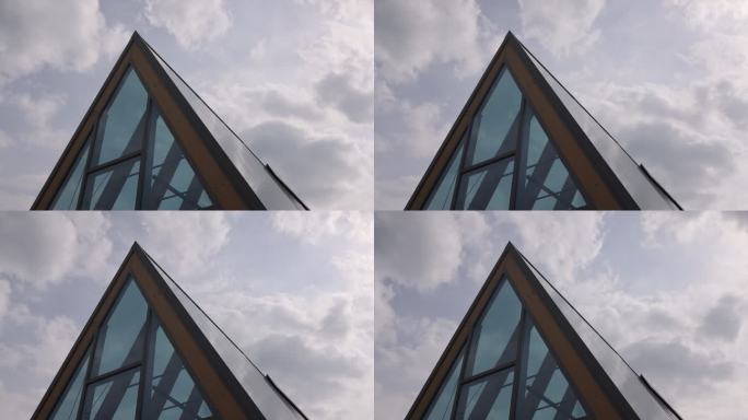 玻璃房子木头框架窗外云层三角形空间建筑