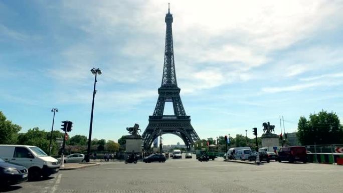 巴黎特罗卡德罗 (Trocaderro) 一侧的d'lena桥交通繁忙，可欣赏埃菲尔铁塔