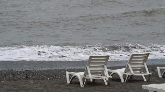 暴风雨前的空旷海滩