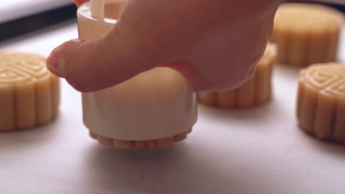 女人为传统节日制作自制广东月饼