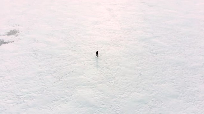 孤独的人在茫茫荒野中漫步的空中镜头。