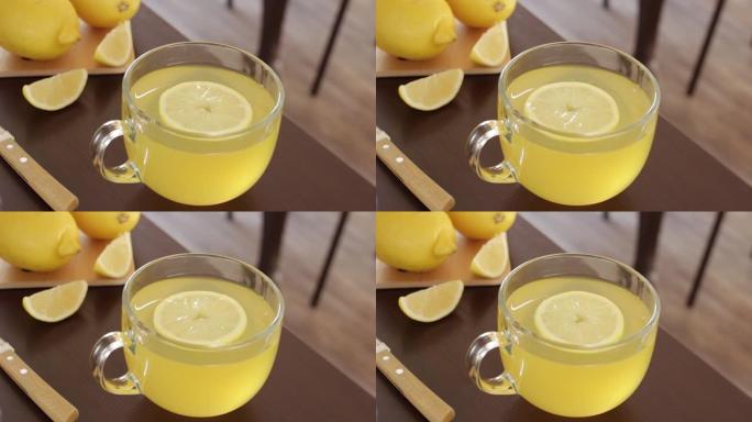柠檬片在一杯柠檬茶中旋转