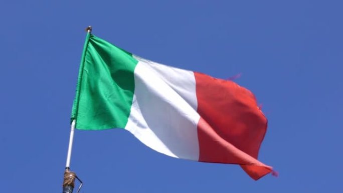 意大利城市旗杆上的意大利国旗在风中挥舞的慢动作