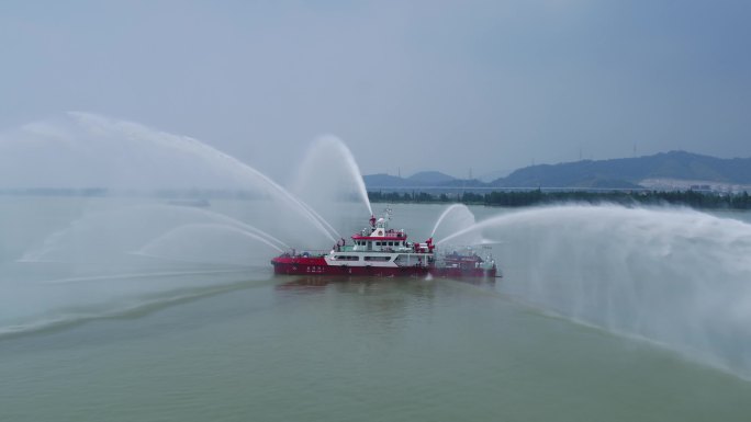 大湾区消防船喷水试验2