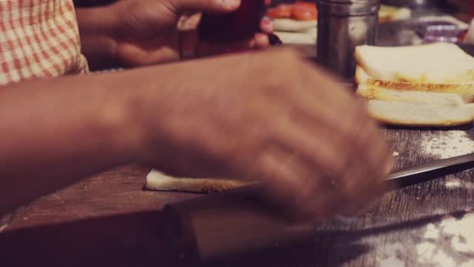 孟买街头食品小贩制作蔬菜三明治
