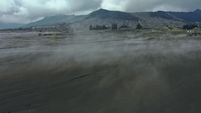 日出时布罗莫火山的风景