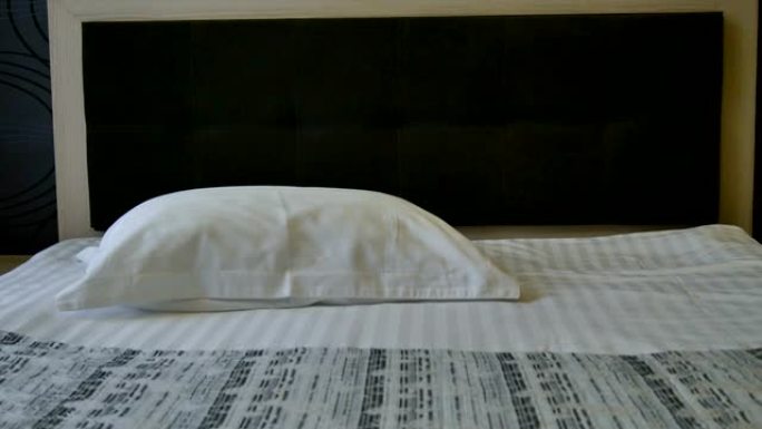 准备酒店房间。清洁新鲜的床单和枕套。换床。酒店服务。
