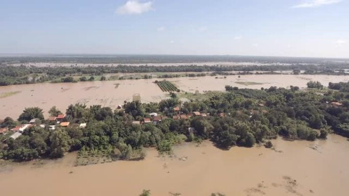 空中: 飞越农村地区被洪水淹没的村庄和农田