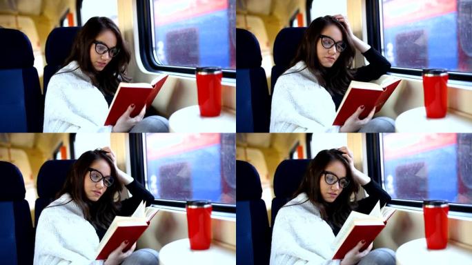 享受旅行。年轻漂亮的女人坐火车在窗户附近旅行。火车概念。