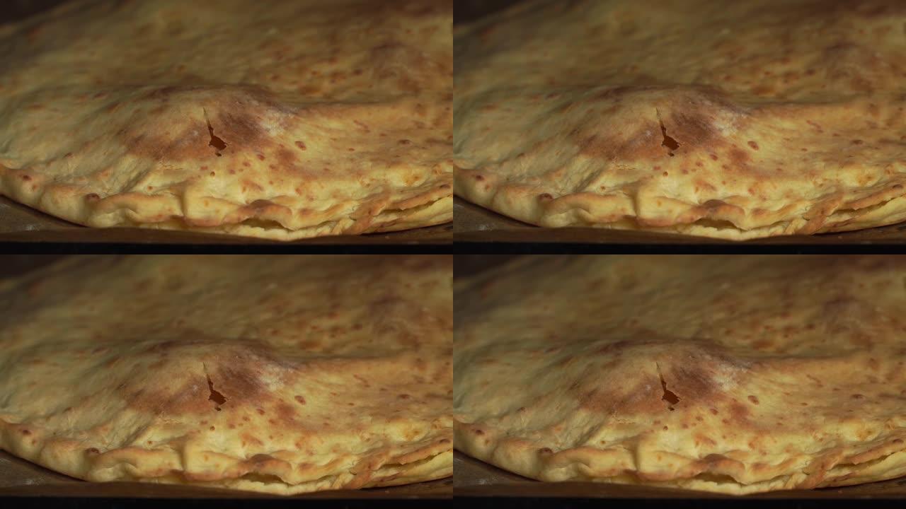 用热烤箱烘烤的奶酪Khachapuri关闭大馅饼。