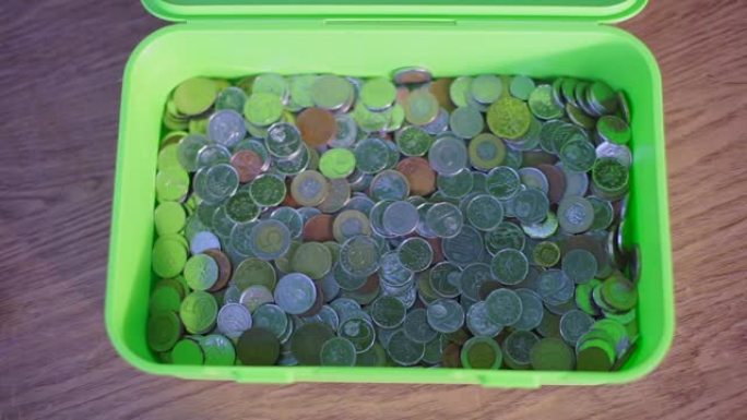 盒子里有许多不同的硬币