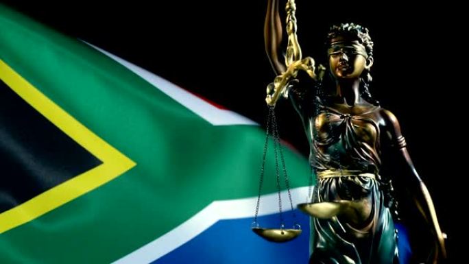 带有南非国旗的正义雕像