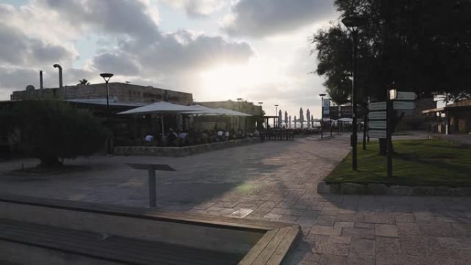 凯撒海滨长廊上的餐厅，日落拍摄。
