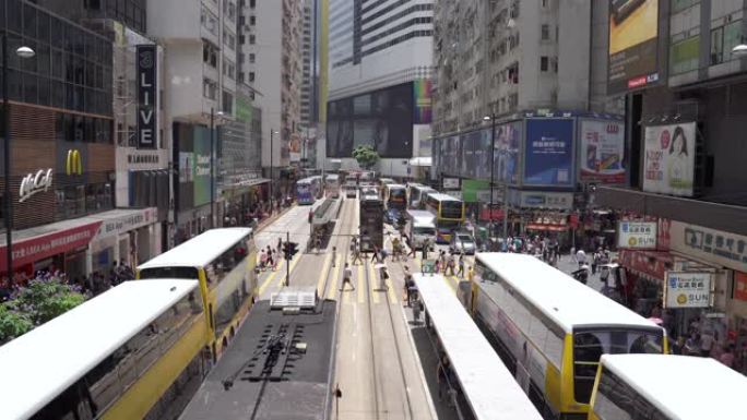 实时视频人们走过轩尼诗道铜锣湾，在香港中环道购物，在香港famaus place乘电车和火车旅行