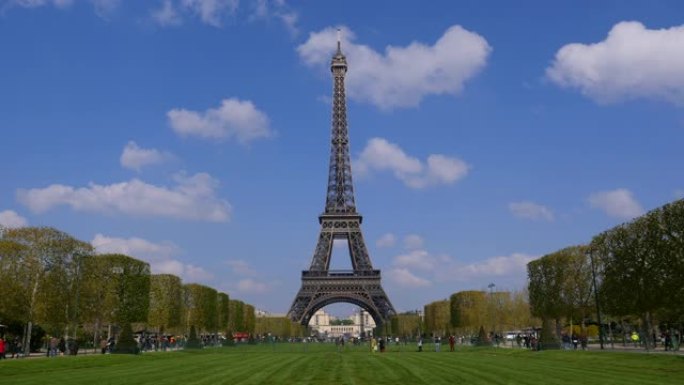 埃菲尔铁塔和多云的天空，法国巴黎