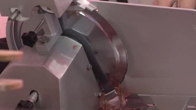 在机器上切肉