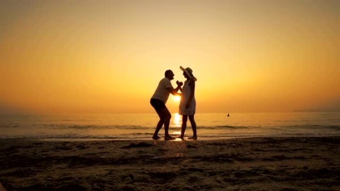 一名男子在日落时在海滩上求婚，慢动作