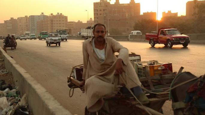 埃及首都开罗傍晚夜景人流车流商贩路人