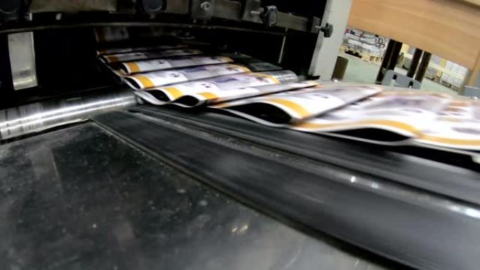 印刷厂工厂，杂志线收集后，将压辊送入印刷单元并折叠