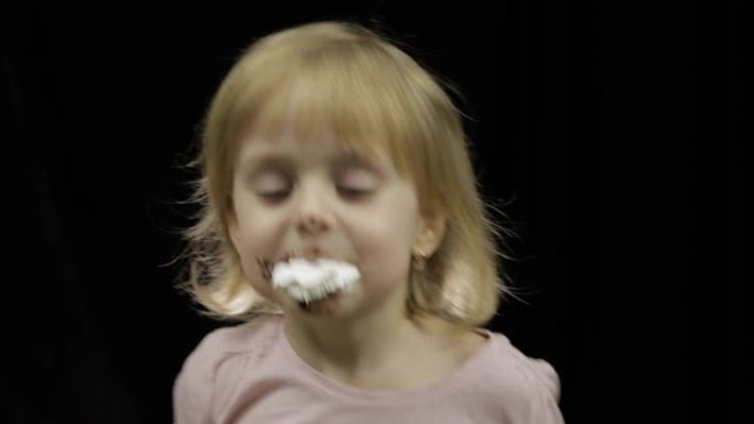 融化的巧克力弄脏脸的孩子吃鲜奶油