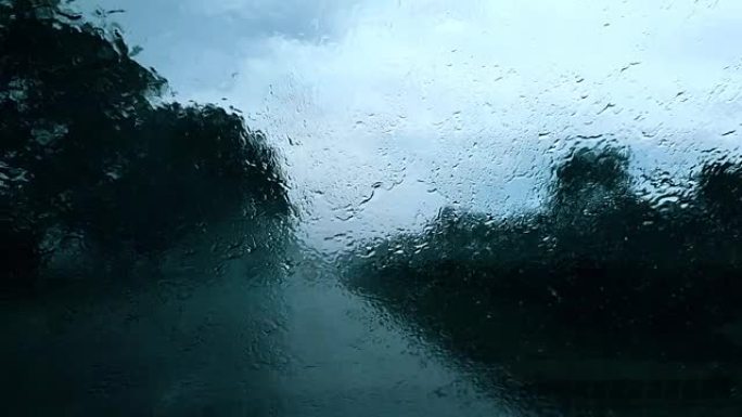 雨中在高速公路上行驶，刮水器在磨砂挡风玻璃上，白天能见度很差
