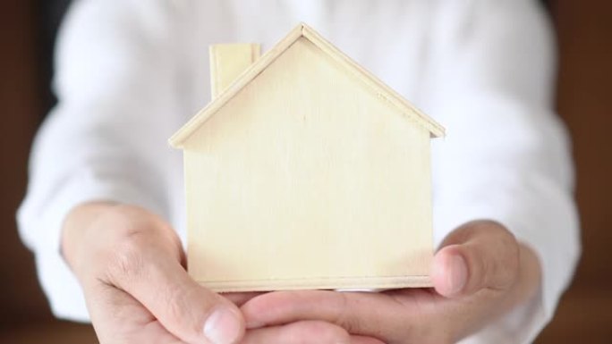 出租，出售，租赁和安全保险概念的房屋所有权，房东或房地产房地产经纪人将新房交给买方，房客或房客