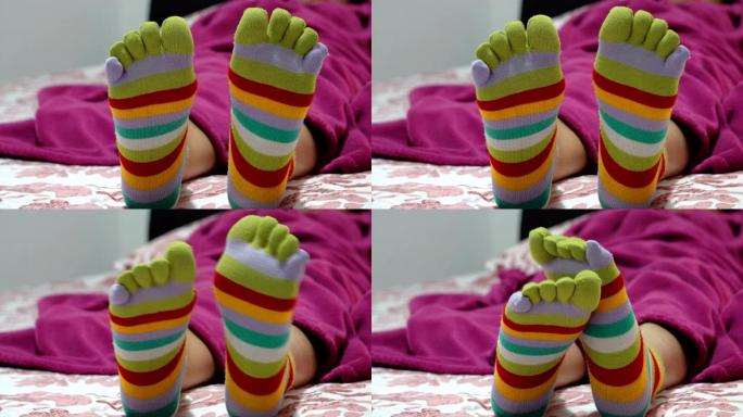 穿着袜子的女性腿，脚趾在床上放松