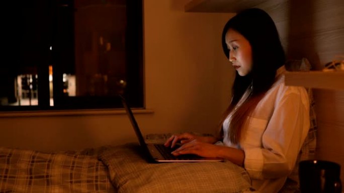 年轻的女商人使用计算机在卧室远程工作