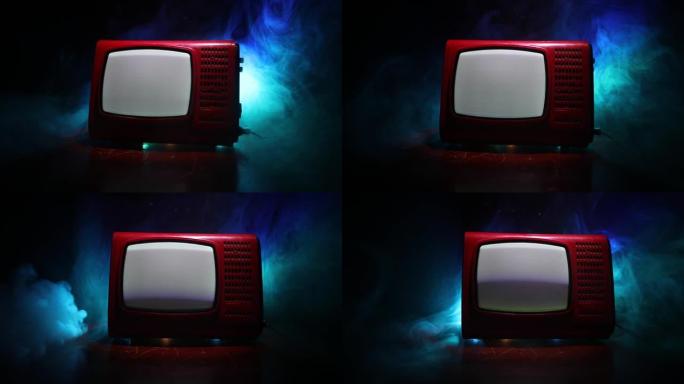 老式红色电视，深色有雾背景下有白噪声。复古旧电视接收器无信号。选择性聚焦