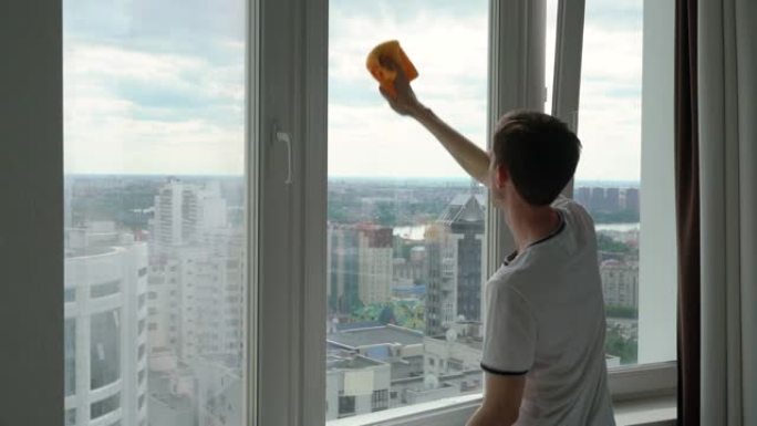 一个男人洗窗户