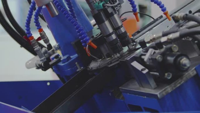 机械; 螺母螺栓螺丝制造机流水线生产小螺母。