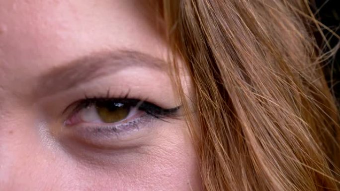 成年白人女性脸的特写半脸肖像，绿眼睛直视相机。