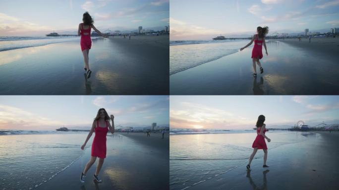 在圣莫尼卡海滩上跑步的女孩