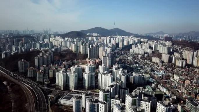 城市景观鸟瞰图首尔城市天际线和韩国首尔高速公路上的交通