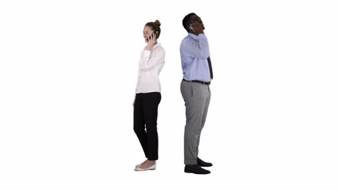 年轻的非洲裔美国男女背靠背站在白色背景上打电话