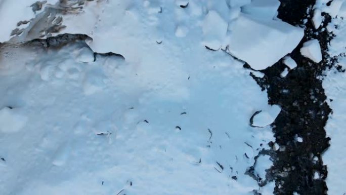 冰川中山河诞生的鸟瞰图。河水从冰窟中流出