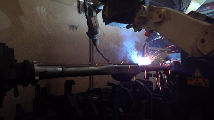 工厂生产汽车工业零件的机械臂焊接机技术。4k分辨率
