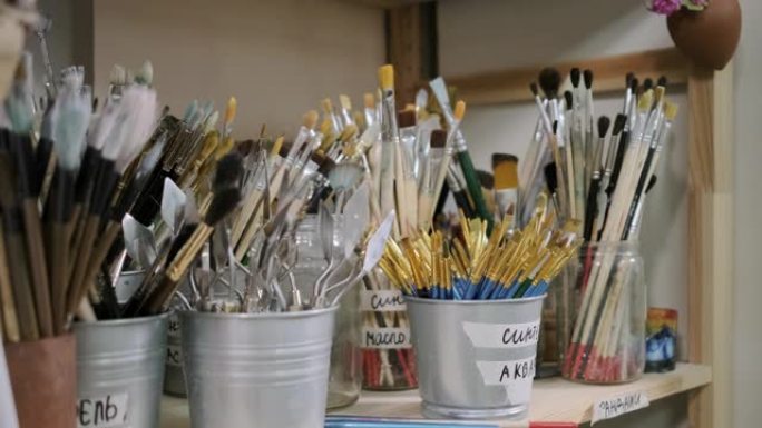 画室中的画笔和工具
