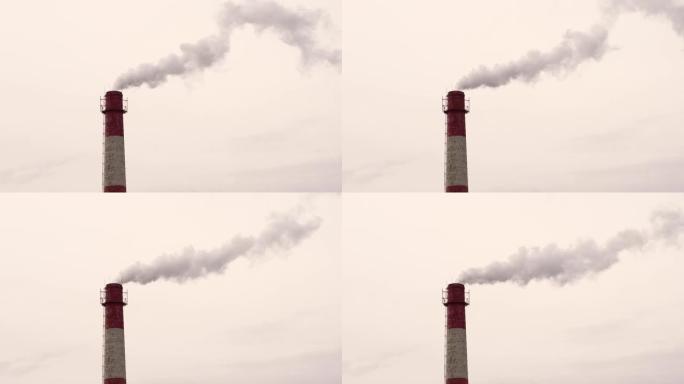 工业工厂的空气污染。吸烟工业管道。红色，白色工业烟囱。