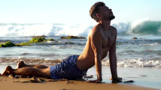 帅哥在沙滩上冥想瑜伽姿势