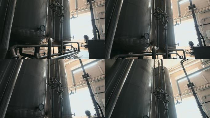 饮用水工厂或工厂生产，工业内部。大型金属罐，用于从井中过滤和饮用水处理