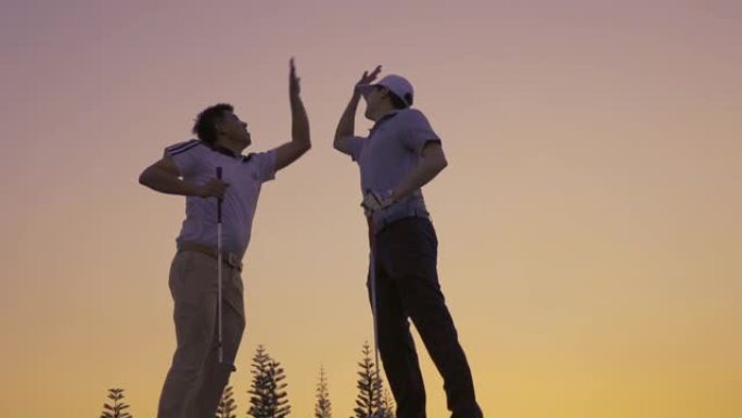 友谊高尔夫球队跳伞在高尔夫球场的绿色日落景观俱乐部有一个不错的成绩，暑假体育放松，电影慢动作镜头