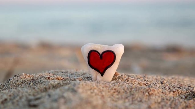 海滩上石头上的心