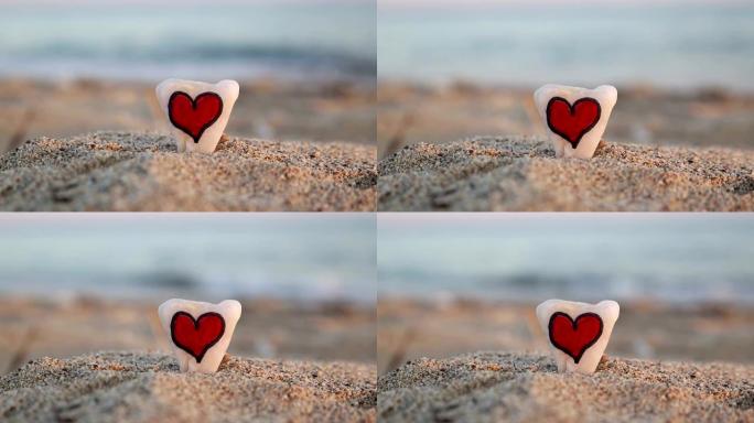 海滩上石头上的心
