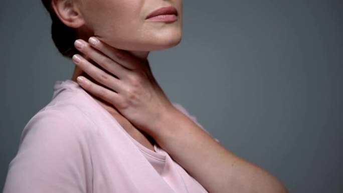 女性喉咙痛，吞咽问题，咽炎扁桃体炎