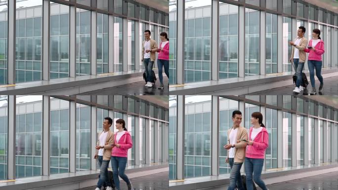 中年中国夫妇步行到机场门口