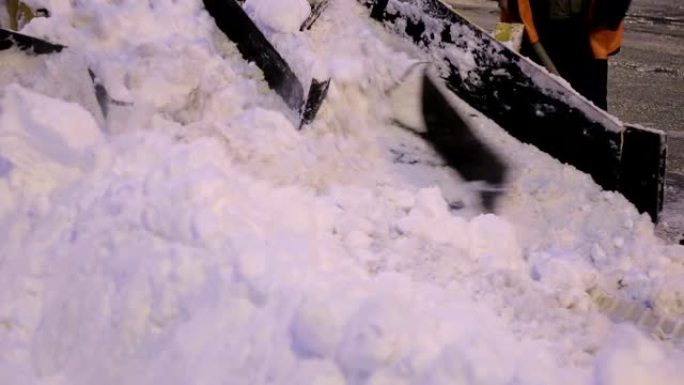 特殊交通城市清理道路上的积雪。用犁除雪。