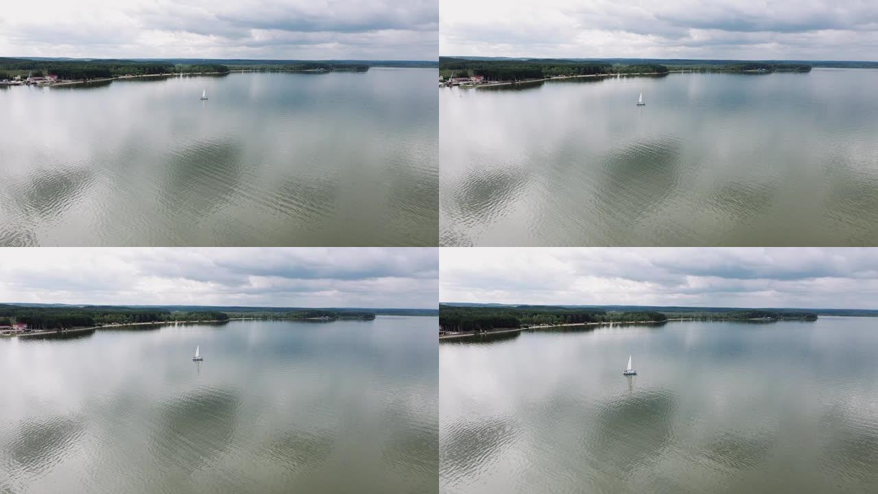 无人机缓缓飞过湖中的一艘帆船