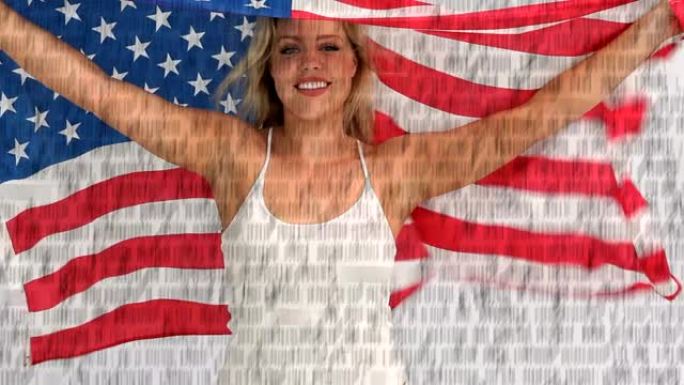 妇女举着美国国旗，上面写着美国独立宣言