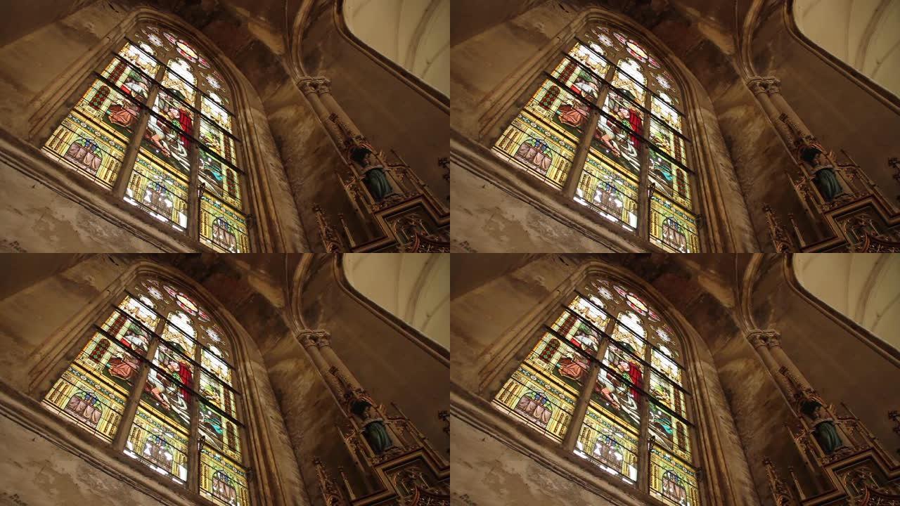 旧教堂的彩色玻璃窗